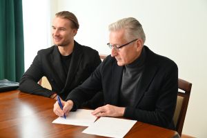 Zdjęcie: przedstawiciele firmy podpisujący umowę