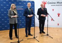 Zdjęcie: dwóch mężczyzn i kobieta stojący podczas konferencji prasowej