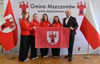 Zdjęcie: cztery kobiety i mężczyzna trzymający flagę Mszczonowa