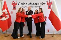 Zdjęcie: cztery kobiety i mężczyzna