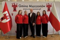 Zdjęcie: cztery kobiety i mężczyzna