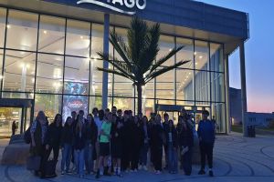 Zdjęcie: młodzi ludzie stojący przed wejściem do Suntago