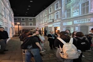 Zdjęcie: Młodzi ludzie stojący w muzeum