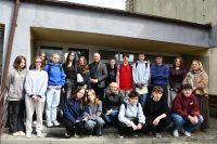 Zdjęcie grupowe: uczniowie, nauczyciele, burmistrz