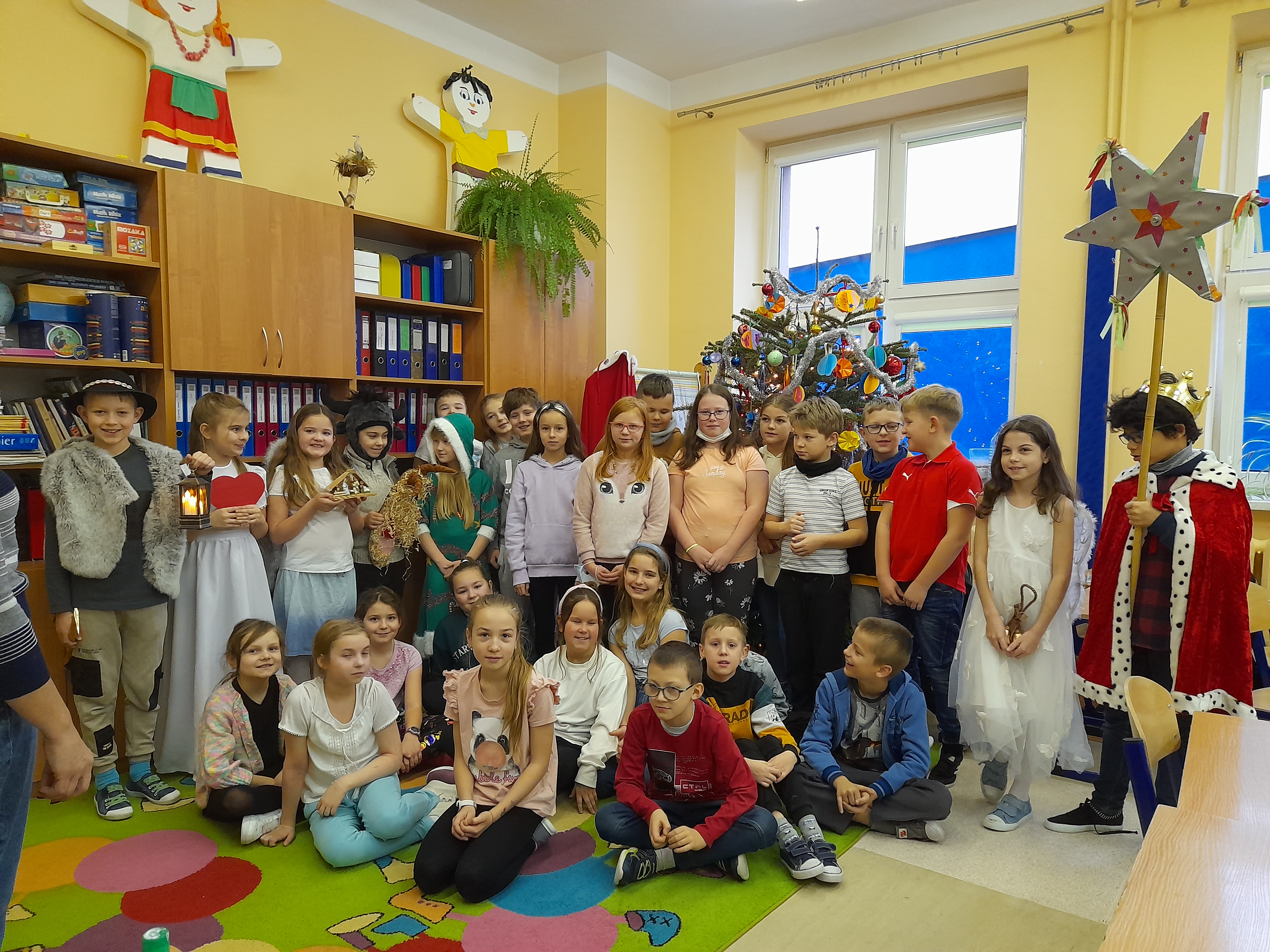 Zdjęcie: Uczniowie w przebraniach kolędników