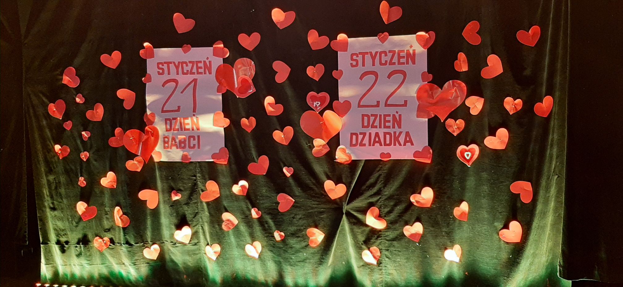 Zdjęcie: dekoracja sali kinowej podczas występów z okazji Dnia Babci i Dziadka