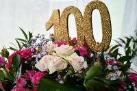 Zdjęcie: Kwiaty z napisem 100 lat.