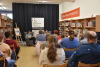 Zdjęcie: ludzie podczas spotkania autorskiego w bibliotece