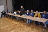 Zdjęcie: Przedstawiciele władz samorządowych siedzących przy stole przed sceną Mszczonowskiego Ośrodka Kultury