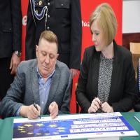 Zdjęcie: Kobieta i mężczyzna - Skarbnik Gminy i Burmistrz Mszczonowa podpisujący umowę o dofinansowanie