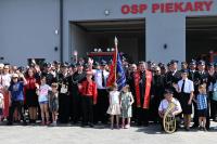 Zdjęcie: osoby zgromadzone podczas uroczyste otwarcia domu strażaka w Piekarach