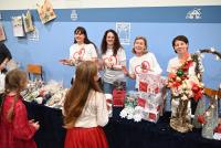Zdjęcie: osoby uczestniczące w kiermaszu