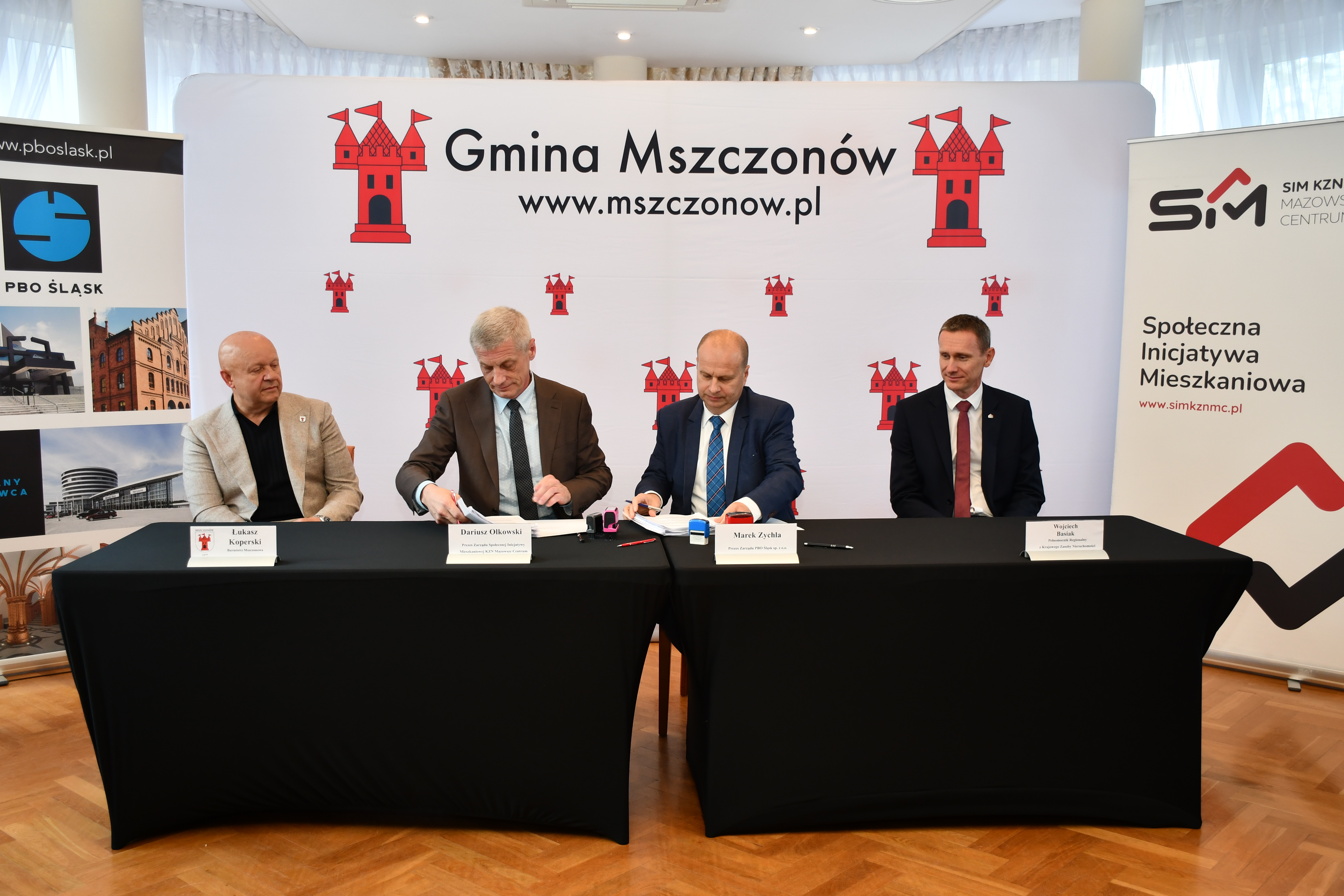 Zdjęcie: mężczyźni podpisujący umowę