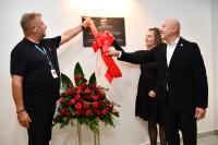 Zdjęcie: osoby odsłaniające tablicę pamiątkową