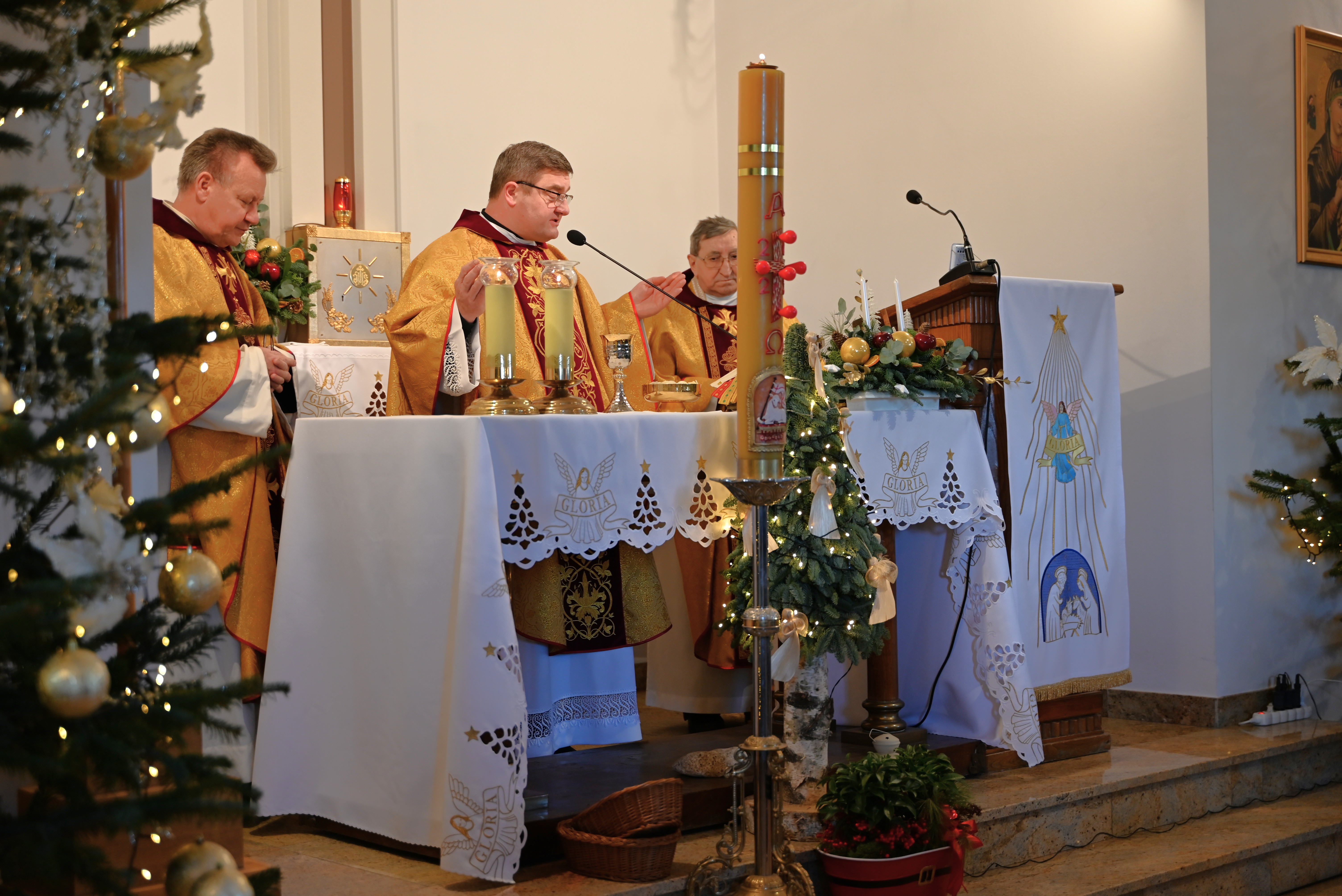 Zdjęcie: Trzech księży odprawiających mszę
