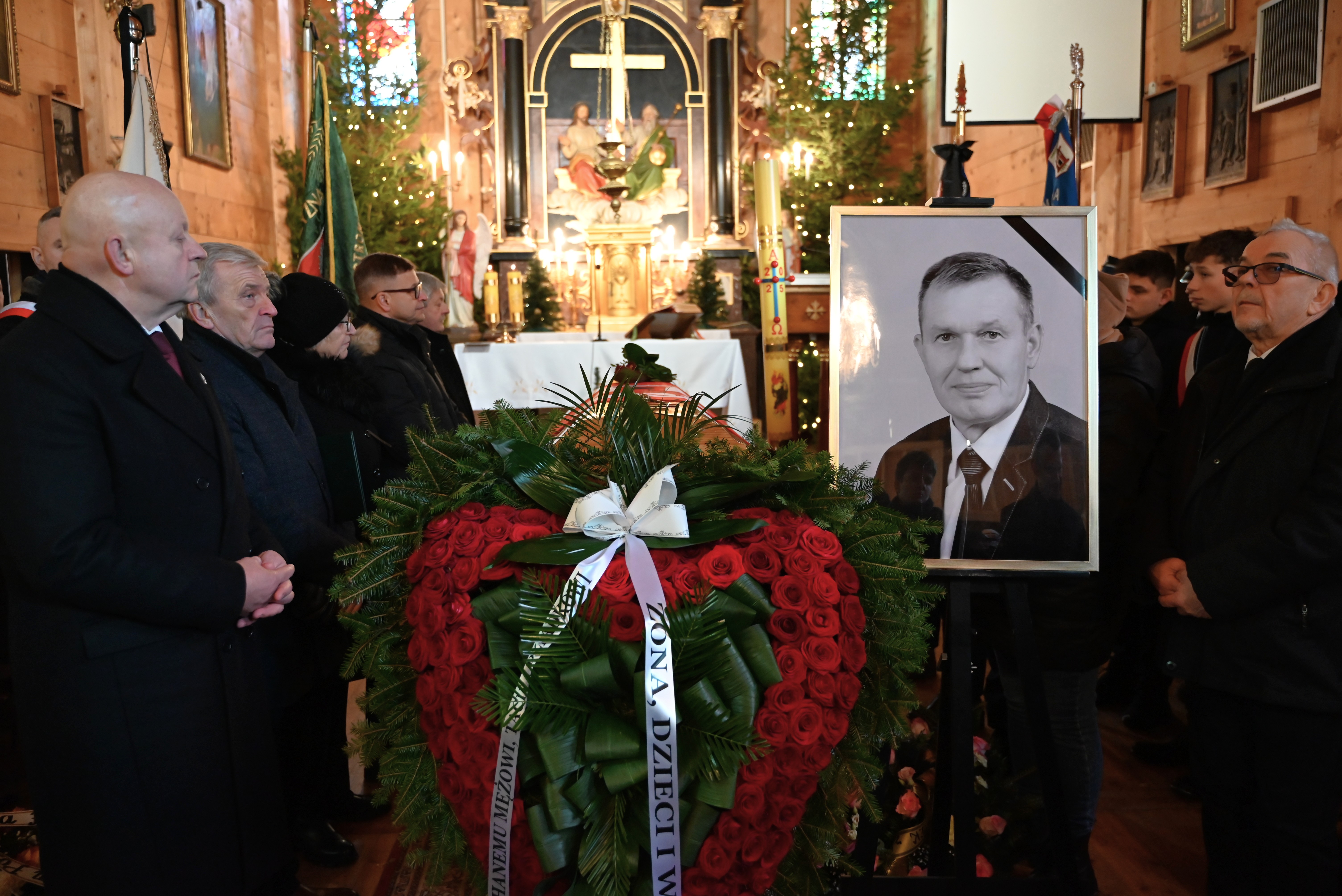 Zdjęcie: przedstawiciele władz samorządowych przy trumnie zmarłego