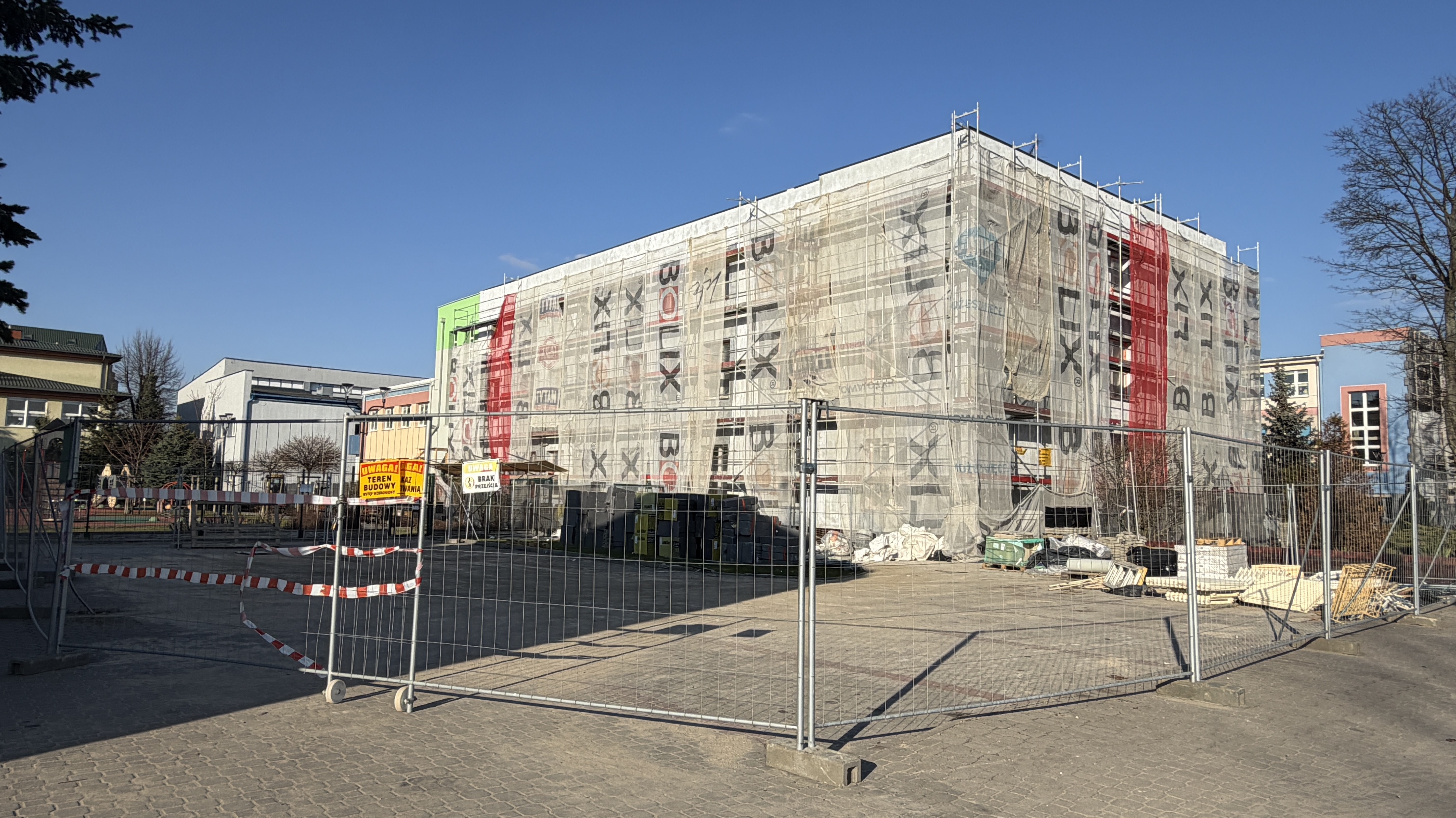Zdjęcie: parking przyszkolny