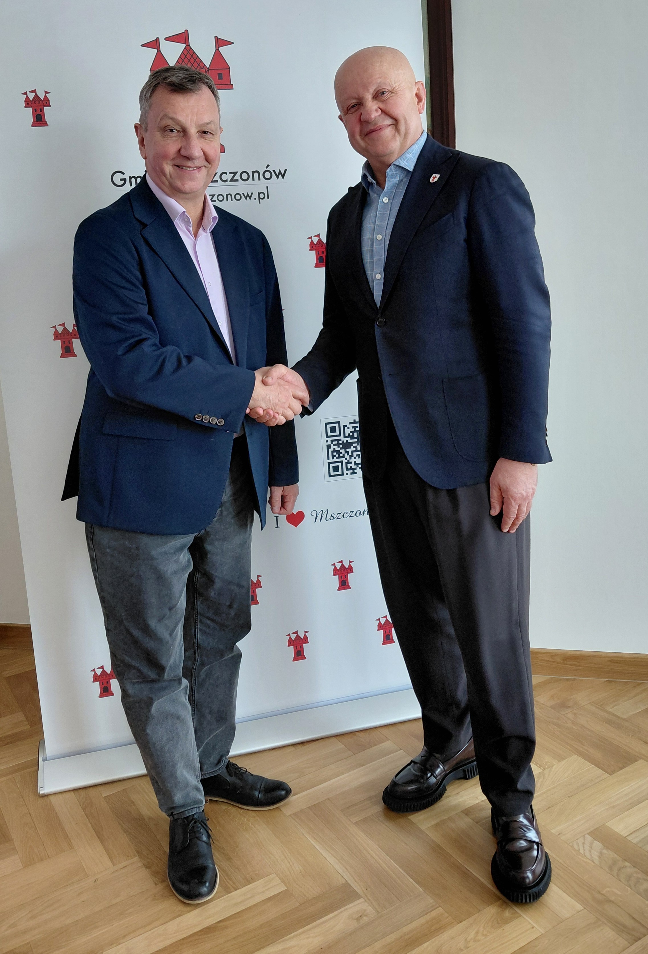 Zdjęcie: Dwóch mężczyzn stojących na ściance