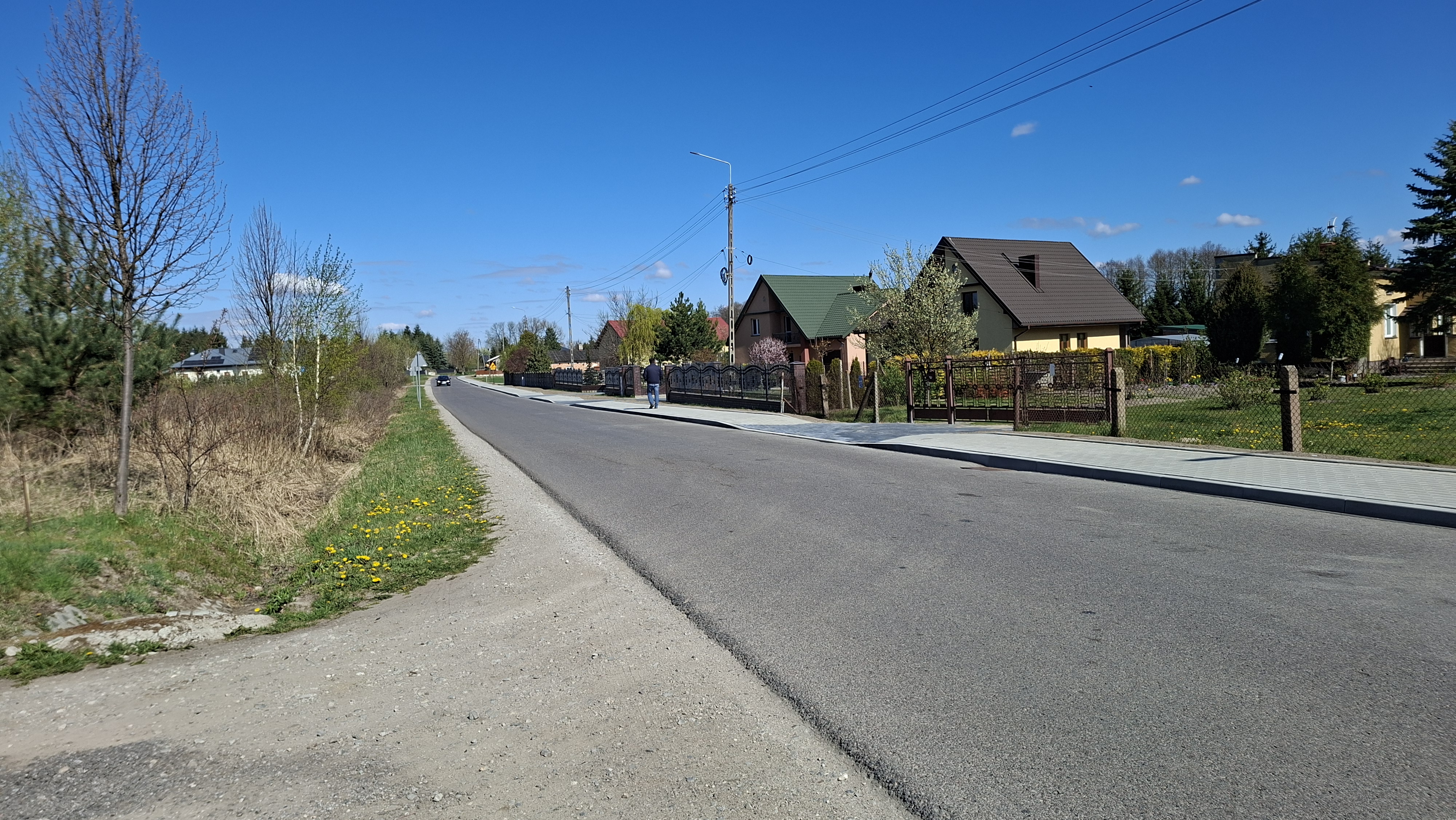 Zdjęcie drogi z chodnikiem