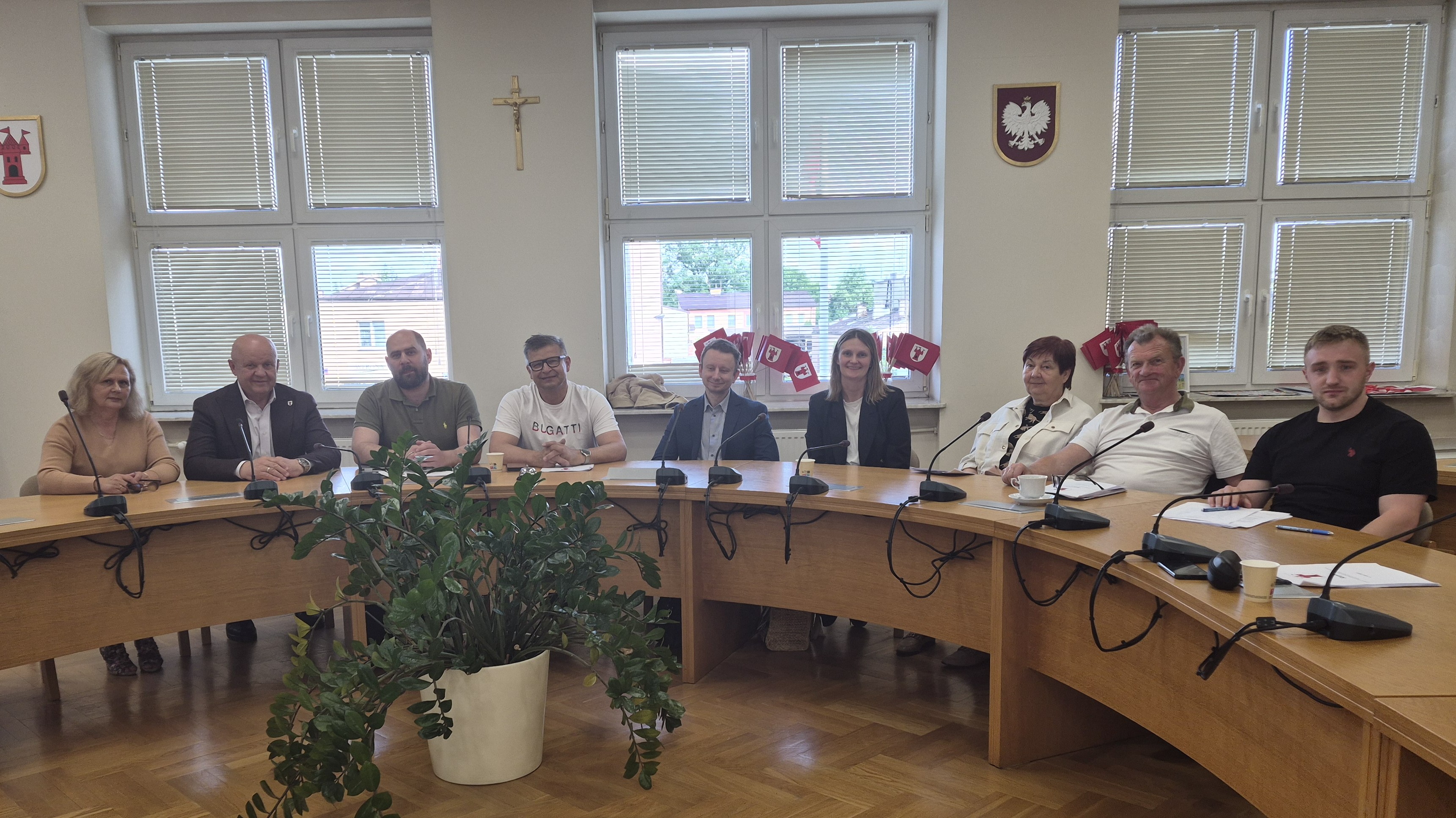 Zdjęcie: osoby siedzące przy półokrągłym stole
